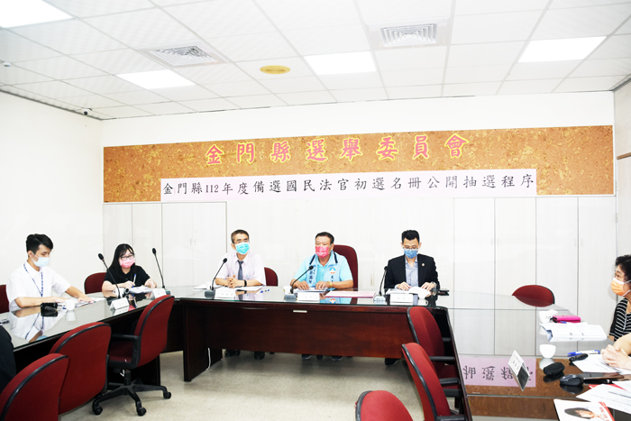 因應國民法官法明年1月1日正式實施,金門縣政府昨辦理備選國民法官初選名冊公開抽籤作業,經採電腦抽籤方式,隨機抽出375位備位國民法官。(翁維智攝)