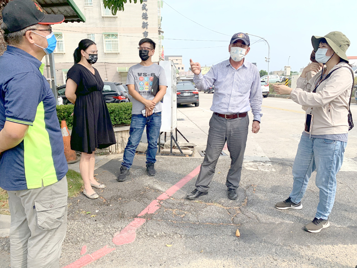 為改善市港路易發生車禍路段之交通,金湖鎮長陳文顧日前邀集相關單位前往會勘。(林靈攝)