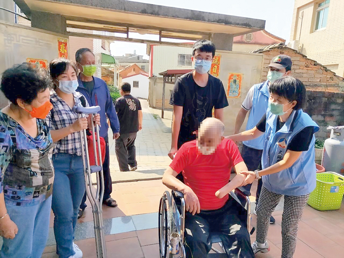 大同之家陪伴長者回到老家與親人見面。
(大同之家提供)