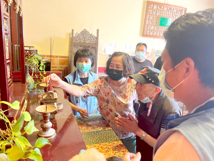 大同之家長者回到老家祭祖。
(大同之家提供)