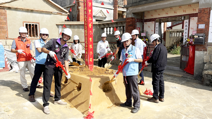 縣定古蹟青嶼張氏兄弟洋樓修復及再利用工程昨日動土,副縣長李增財、議員李應文等貴賓一同持鏟動土,祈祝工程順利圓滿。(陳麗妤攝)
