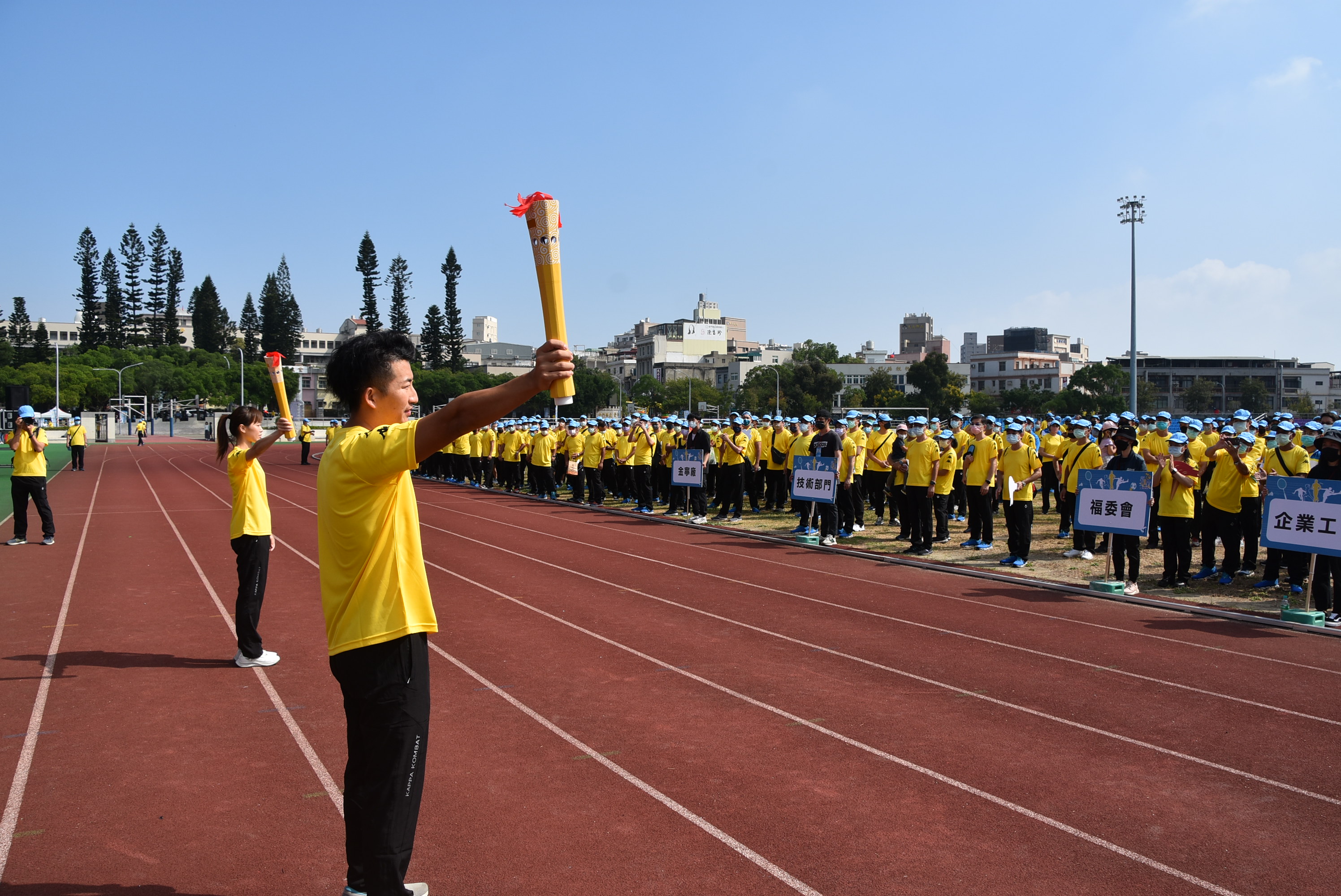 金門酒廠70週年運動會,聖火進場。(陳冠霖攝)