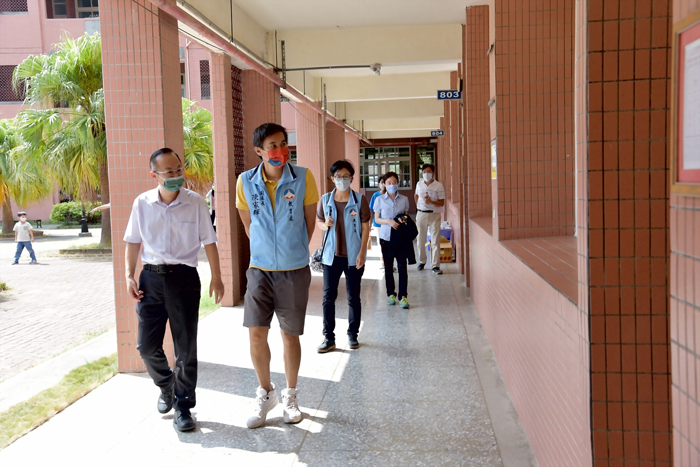 教育處副處長陳家輝特於比賽首日代表縣長楊鎮浯前往金湖國中，肯定校方對賽事籌備、防疫工作的細心規劃、用心付出；金湖國中校長莊錦智亦全程陪同。（教育處提供）