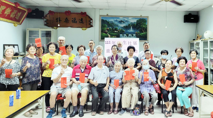 金城鎮民生社區1日晚間於社區活動中心舉辦重陽敬老活動。（民生社區提供）