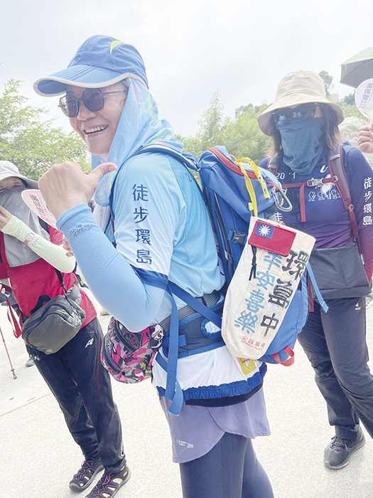 一群平均59.1歲的退休人士，在李文能（LEO）的號召下，10月2日起抵金展開離島首次徒步環島旅行。（陳麗妤攝）