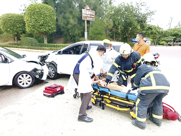 中山林乳山遊客中心停車場外桃園路段發生三輛小客車相撞之交通事故。（消防局提供）