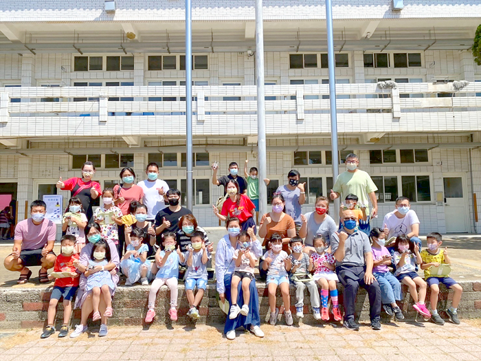 金湖國小附設幼兒園承辦金門東半島社區資源教保中心「我想來點……」研習,透過動手實作,親子共學同樂。(金湖國小提供)