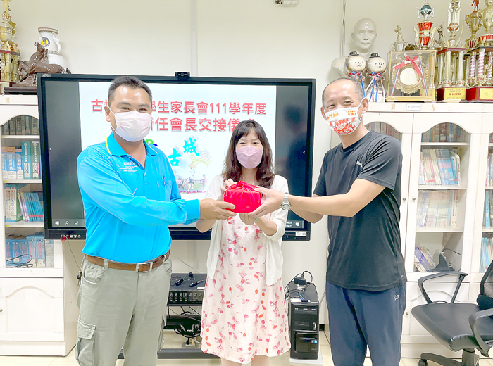 石永棟(右)接任古城國小家長會會長。(古城國小提供)