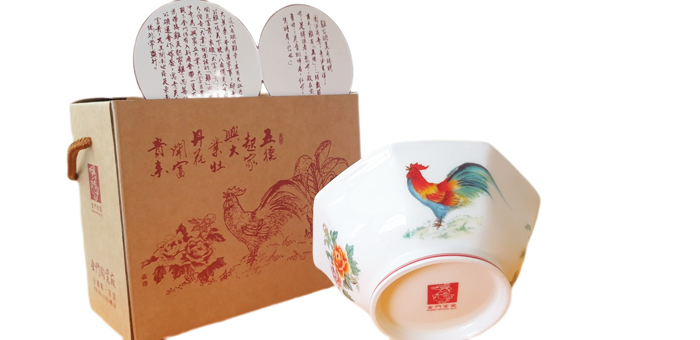 陶瓷廠近期推出具復古風的「富貴吉祥八角碗」瓷器禮盒。（陶瓷廠提供）