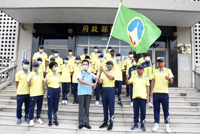 111年全民運動會8日起至13日在嘉義縣登場，縣府參議陳金增將縣旗授予金門代表隊。（翁維智攝）