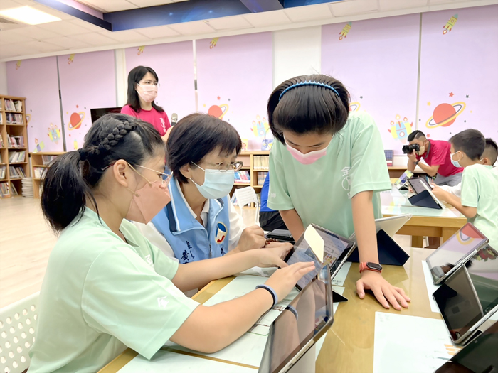 「柯華葳數位愛的書庫」在金門金鼎國小、西口國小成立據點，日昨在金鼎國小舉行聯合揭牌啟用儀式。（陳冠霖攝）