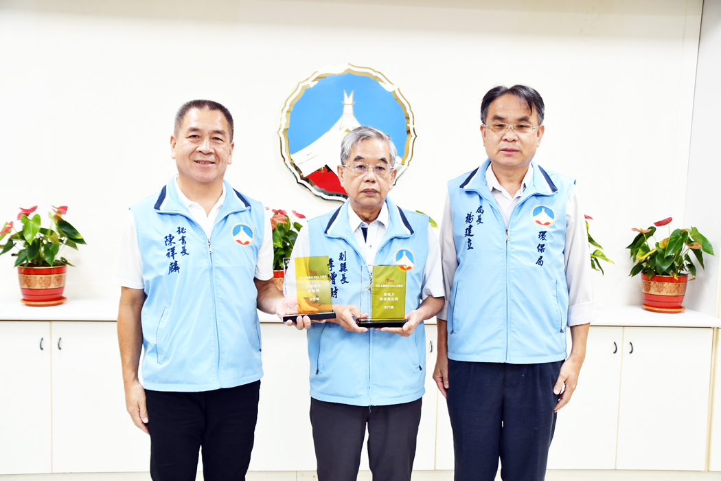 副縣長李增財在縣務會議上接受建設處與環保局獻獎。(楊水詠攝)