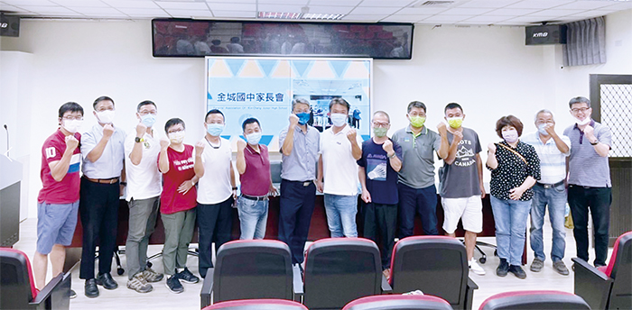 李光杏（右7）榮任金城國中第59屆家長會長。（金城國中提供）