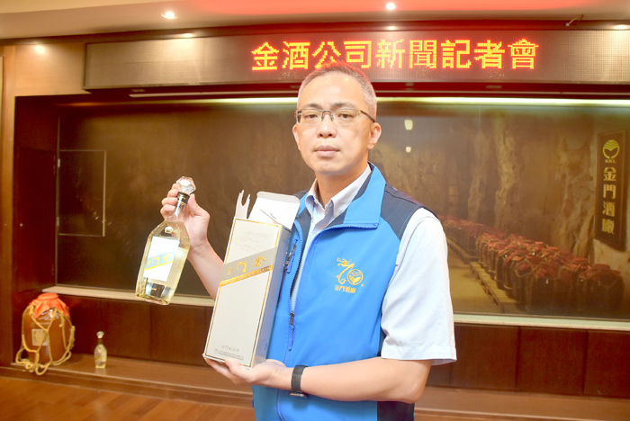 金酒公司副總陳啟展澄清,網媒爆料之供銷價格(此為供應給經銷商價格,非產品之末端售價),與同規格品之「金門紀念酒」相同,並無特權之說。(酒後不開車)(陳冠霖攝)