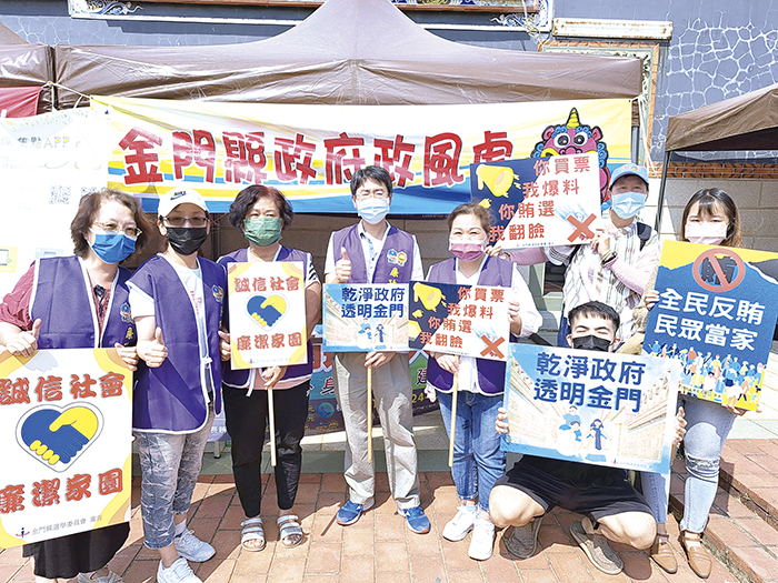 縣府遍地開花宣導反賄選，副縣長李增財視察及慰勉反賄選宣導工作情形。（政風處提供）