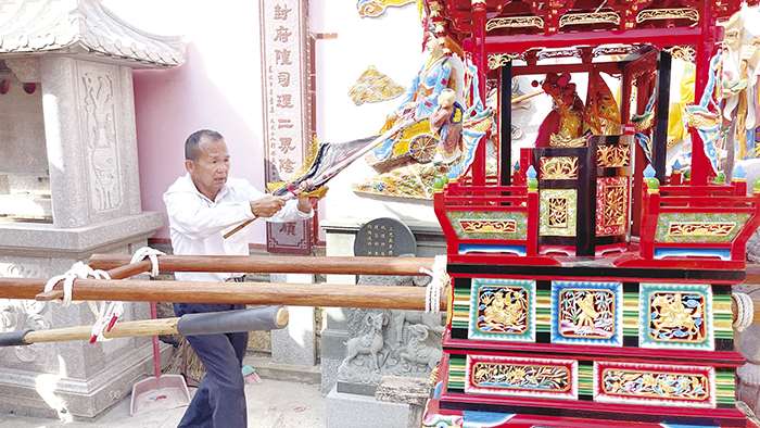 現場神輦擺滿廟埕。（陳麗妤攝）