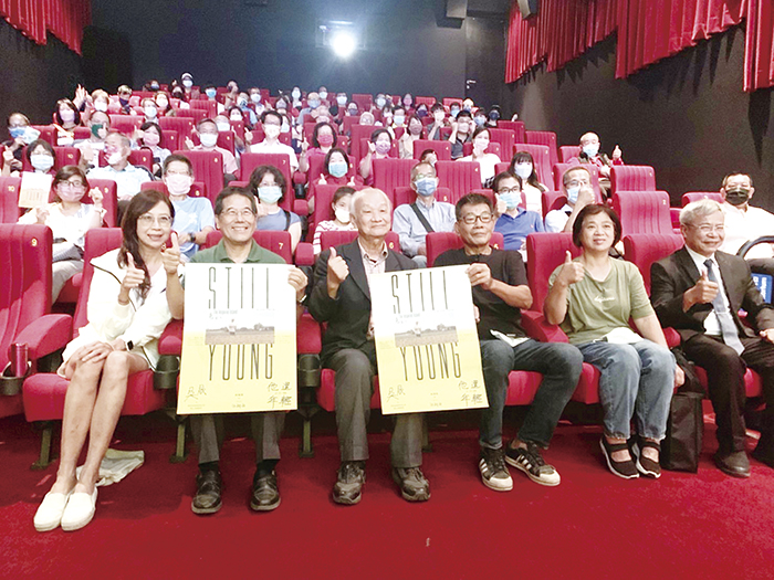 以吳晟為傳記主角的紀錄片《他還年輕》,昨(9)日在金門金獅影城上映,吳晟本人親自到場,與金門愛好文學的朋友進行交流。(林靈攝)