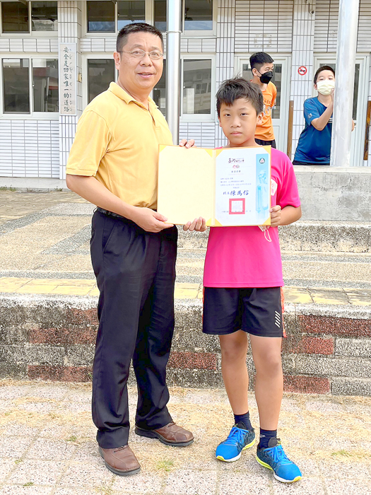 金湖國小於日前舉辦第五屆「自治小鎮長」選舉活動，由604班洪丞岳同學當選本屆自治小鎮長。（金湖國小提供）