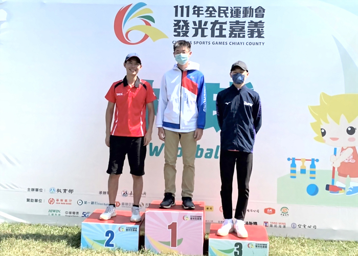 代表金門參加全民運木球比賽的羅傑（左）在「男子組木球球道個人賽」獲得第2名、拿下銀牌。（陳冠霖攝）