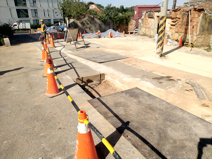 金門縣政府專案小組昨巡視金城鎮第六標污水下水道及用戶接管工程暨自來水管線汰換及電力管線預埋工程，強化通行順暢與工區整潔及施工交通安全。（工務處提供）