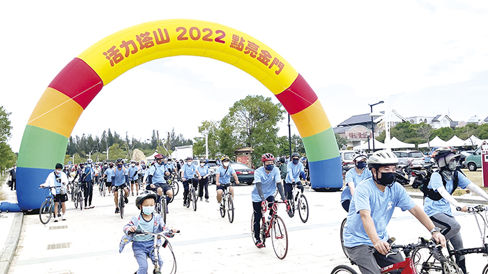 600位以騎自行車的方式在22公里的路程中，近距離感受金沙自然、人文之美。（陳麗妤攝）