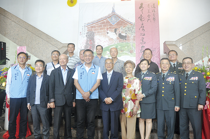 「道法自然‧景慕金門—李轂摩82書畫展」昨日上午在金門縣文化局舉辦開幕式,現場與會貴賓合影。(李增汪攝)