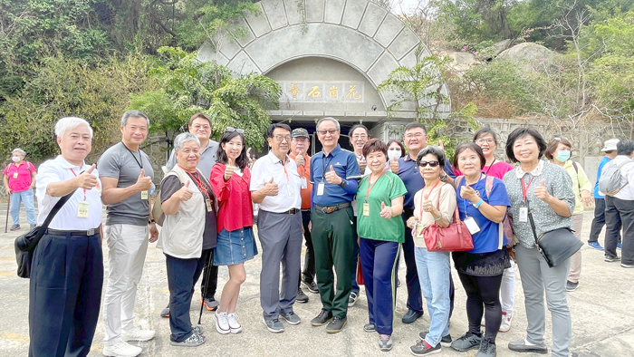 一群曾服務於花崗石醫院的醫護人員，前院長孫卓卿（前排右5）、航護胡慧林（前排右4），陳信雄（後排右2）、張本中（後排左1）等重返花崗石醫院拍照留念。（陳麗妤攝）