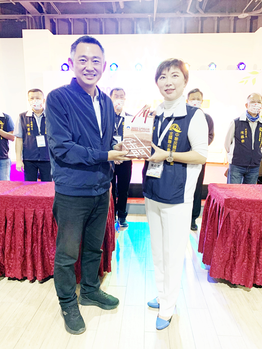 「2022亞太高峰論壇暨全國民宿聯合會」移師金門舉辦,來自全台各縣市的民宿業者代表列席與會交流,展開一連三天的活動。(林靈攝)