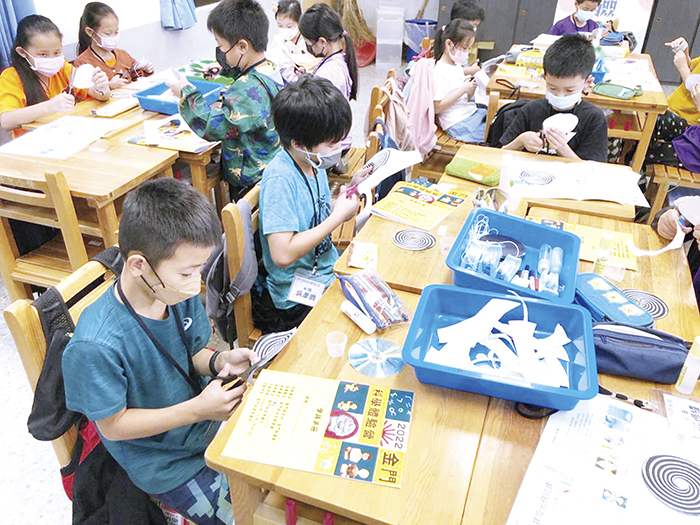 遠哲科學教育基金會在金鼎國小、金寧中小學舉辦「科學體驗營」。（金鼎國小提供）