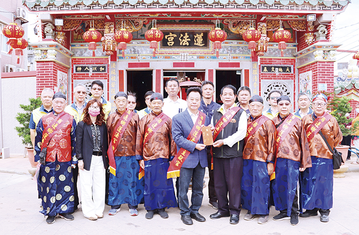 金門縣議長洪允典昨率議會團隊至蓮法宮參拜祈福。（議會提供）