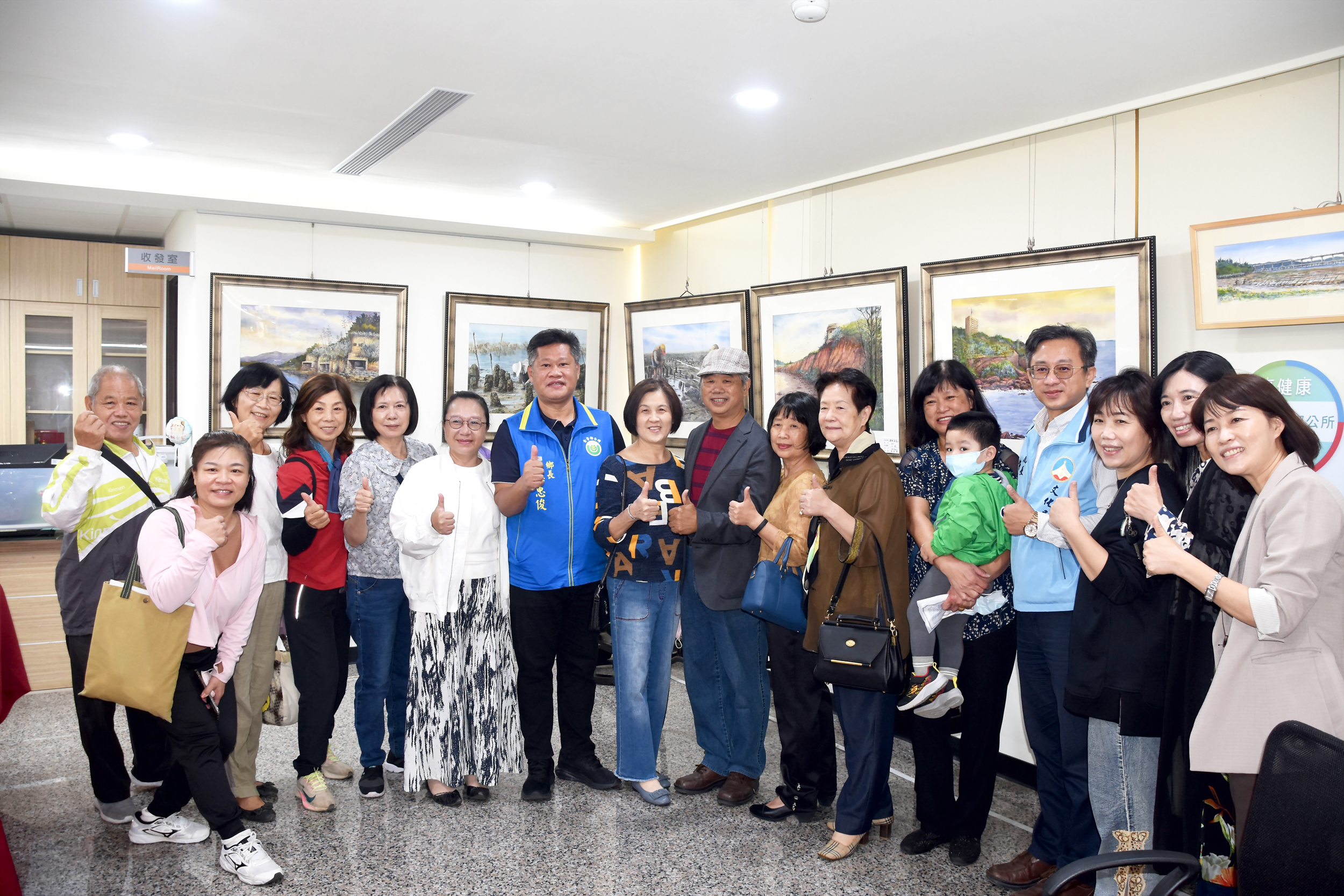 金寧鄉公所「彩繪金寧之美-楊天澤水彩畫展」舉辦開幕茶會，共展出楊天澤老師32幅作品。（翁維智攝）