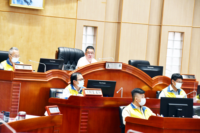 金門縣副議長周子傑昨主持議會定期會財政、稅務業務報告議程。（楊水詠攝）