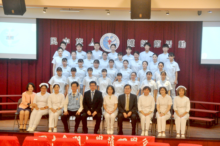 國立金門大學護理學系111年護師節慶祝活動昨日上午舉行，並舉辦護生加冠典禮。（李增汪攝）