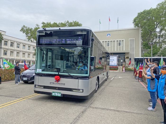 Model T電巴駛出縣府，正式投入金門公車路線營運。（翁維智攝）