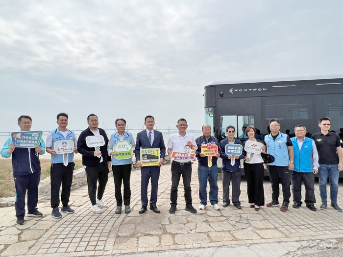 Model T電巴首次搭載縣長楊鎮浯等嘉賓,駛往金門大橋湖下端和大橋近距離接觸。(翁維智攝)