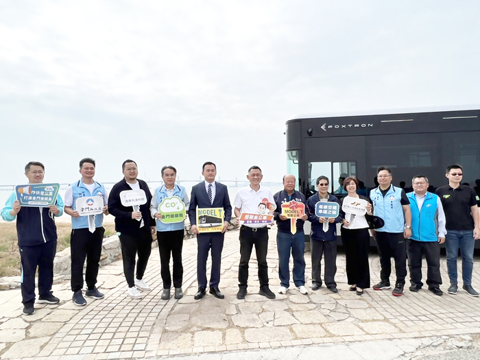 Model T電巴首次搭載縣長楊鎮浯等嘉賓,駛往金門大橋湖下端和大橋近距離接觸。(翁維智攝)