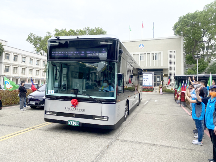 Model T電巴駛出縣府,正式投入金門公車路線營運。(翁維智攝)
