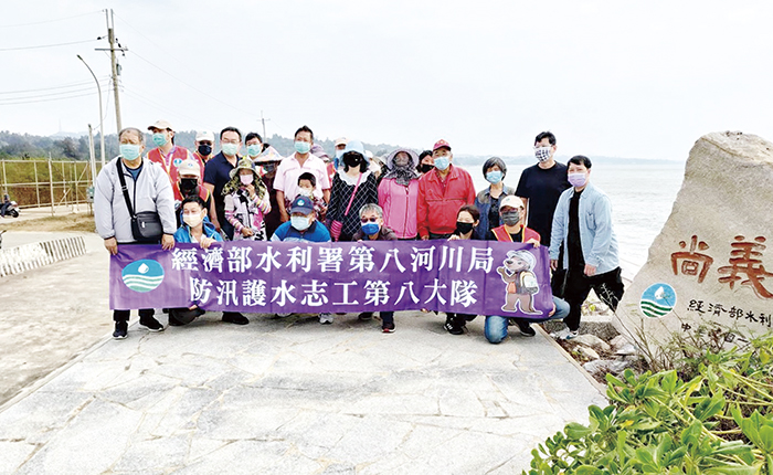 經濟部水利署第八河川局號召防汛志工、尚義社區民眾昨在金湖鎮尚義海堤進行淨灘活動。(第八河川局提供)