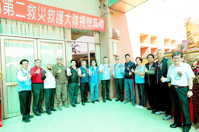 金門縣消防局舉行第一大隊、第二大隊部揭牌儀式，縣長楊鎮浯與現場貴賓共同揭牌、見證金門縣消防局救災指揮體系進入新的里程碑，為鄉親提供一個更安心宜居的環境。（莊煥寧攝）
