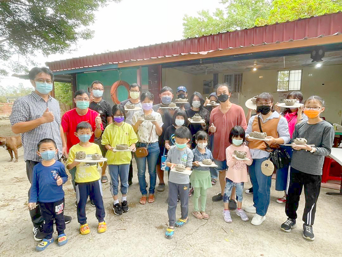 金門縣文化局主辦的「藝術家帶你玩陶藝」活動，由藝術家王明宗帶領大家一起動手創作陶藝作品。（李增汪攝）