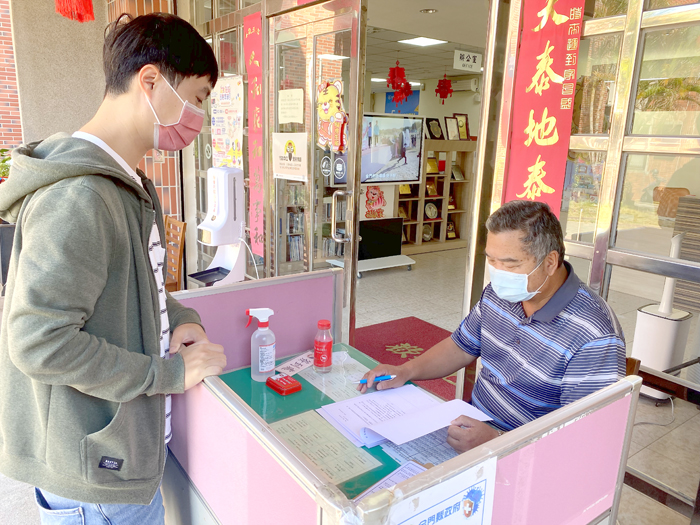 111年度住宿式服務機構使用者補助將在明年3月1日截止受理申請，圖為往年受理申辦情形。（縣府社會處提供）