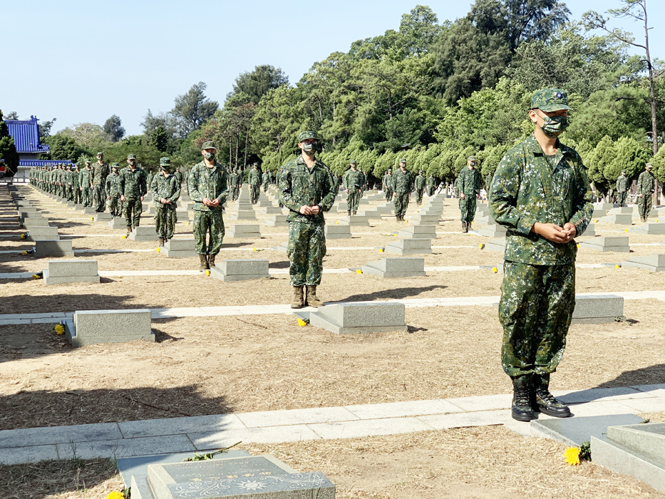 昨（25）日為古寧頭戰役73周年，縣長楊鎮浯與金防部指揮官陳忠文共同主持追思祭祀典禮，表達對革命先烈和陣公亡將士的哀悼與緬懷。（林靈攝）