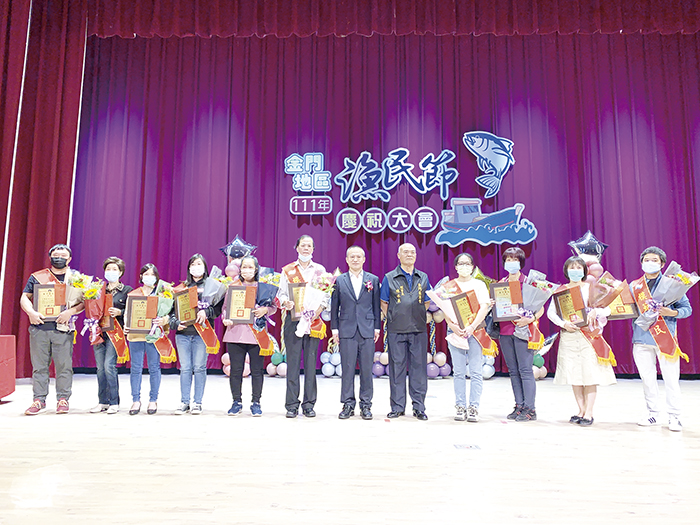 與會貴賓頒獎表揚模範漁民、模範漁家、優良小組長、優良家政班班員、績優員工等。（林靈攝）