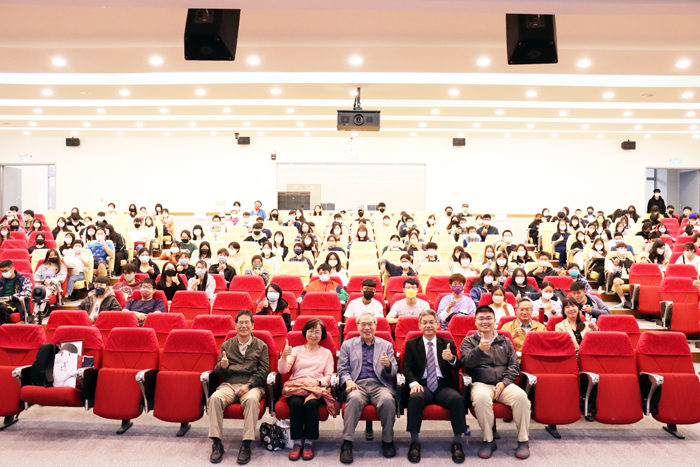 金門大學日前於通識領袖講堂邀請政大臺灣文學研究所講座教授陳芳明蒞臨主講,以「文學可以干涉政治嗎?」為題,與金大生分享其文學觀點。(金門大學提供)