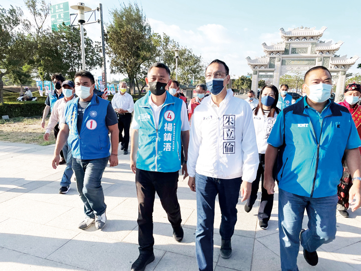 國民黨主席朱立倫昨日來到金門陪同縣長候選人楊鎮浯拜票。（陳冠霖攝）