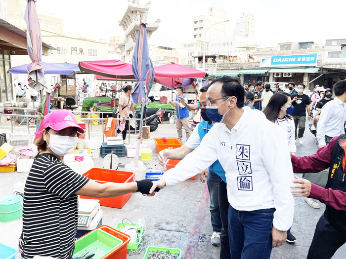 國民黨主席朱立倫昨日來到金門陪同縣長候選人楊鎮浯拜票。（陳冠霖攝）