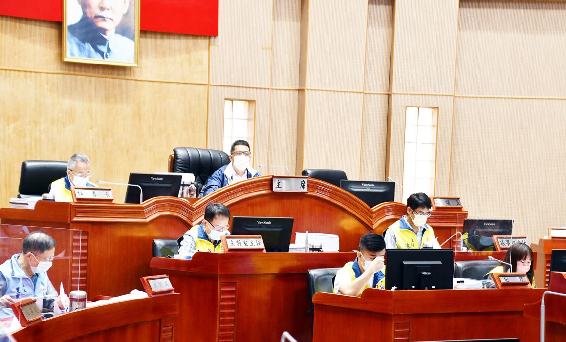 金門縣議長洪允典、副議長周子傑昨分別主持議會定期會議案讀會議程。(楊水詠攝)