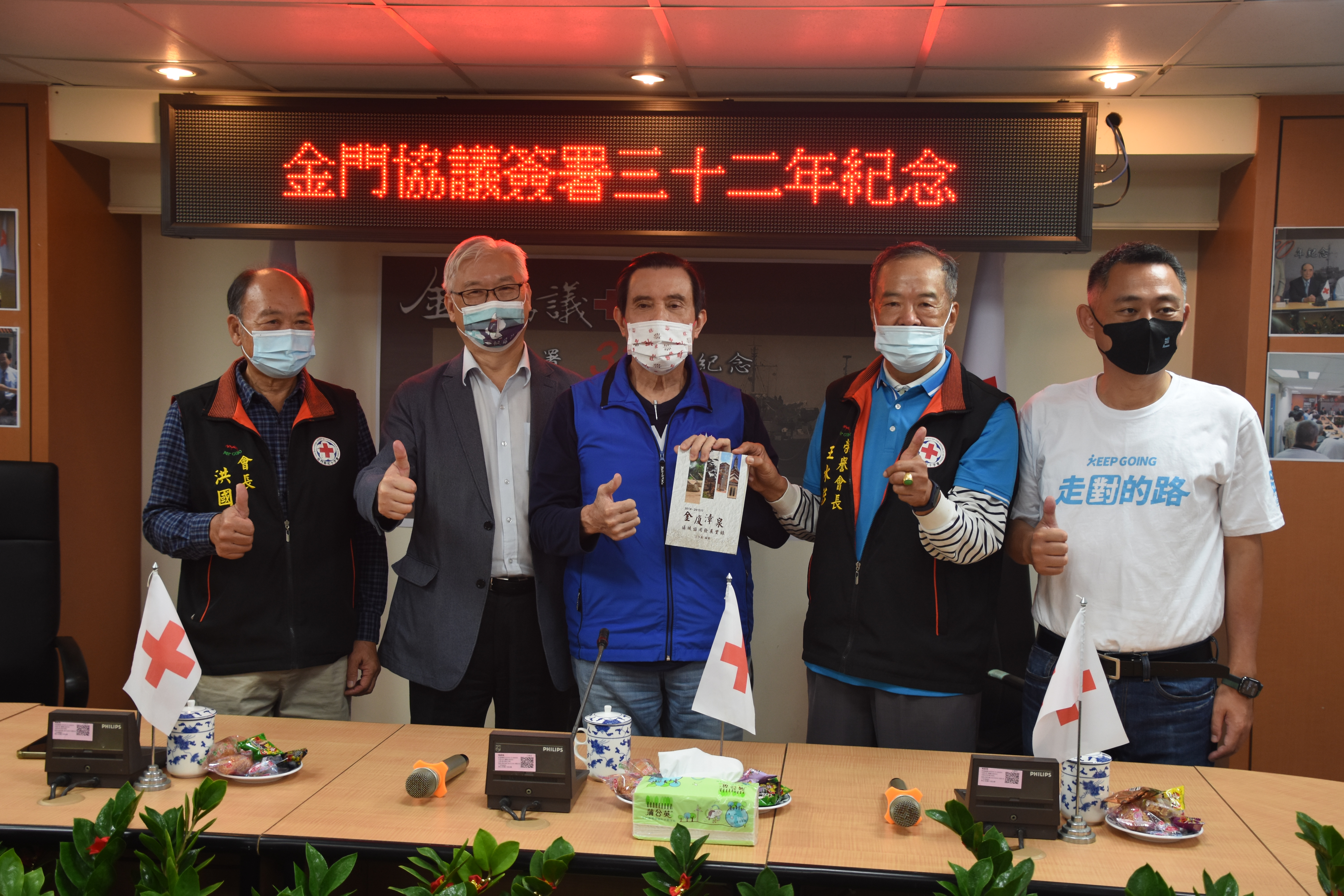 重回金門協議簽署地,馬英九強調,兩岸要和平小三通一定要儘速復航。(翁維智攝)