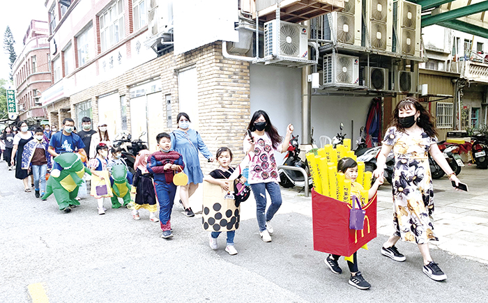 肯利熊幼兒園辦理萬聖節遊街活動,小朋友們粉墨登場,沿街向新市店家討糖吃。(林靈攝)