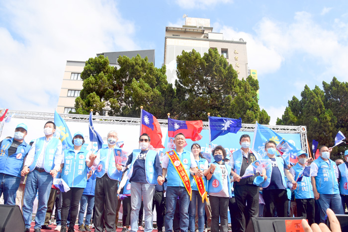 國民黨立委陳雪生、游毓蘭、李德維、費鴻泰、洪孟楷等陪同馬英九、夏立言站台相挺。
（翁維智攝）